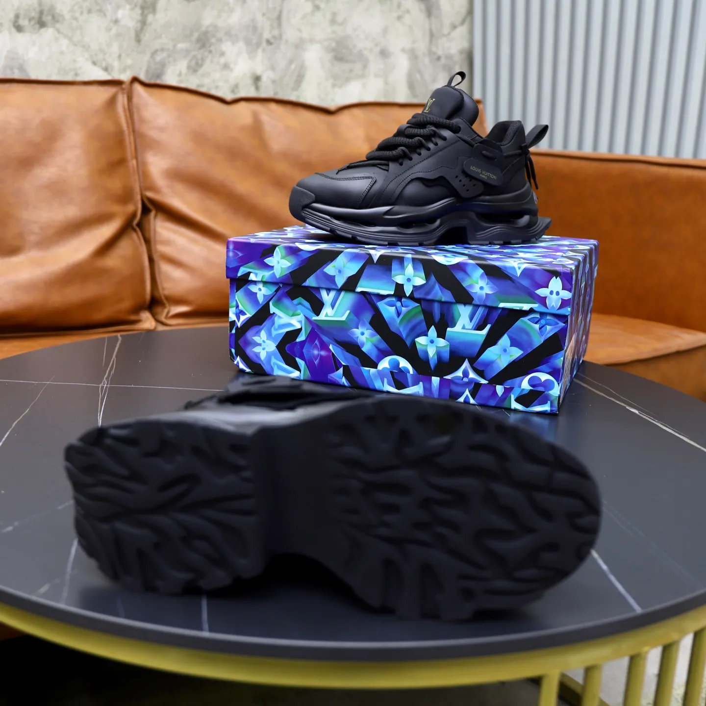 Ex-factory price: 600💰【LV】Louis Vuitton is a high-end brand of men's shoes, new model on the market, top luxury brand, the latest fashionable casual men's shoes, a trendy and versatile style, relaxed and sporty, with calfskin upper and ultra-fine workmanship. The original personalized fashionable rubber wear-resistant outsole is light and comfortable on the foot. Code number: 39-44 (45, 46 customized)